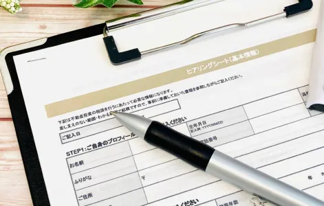 診断カルテとペンの写真。注文住宅の見積もりや要望を整理し、個別の診断結果をまとめるイメージ。