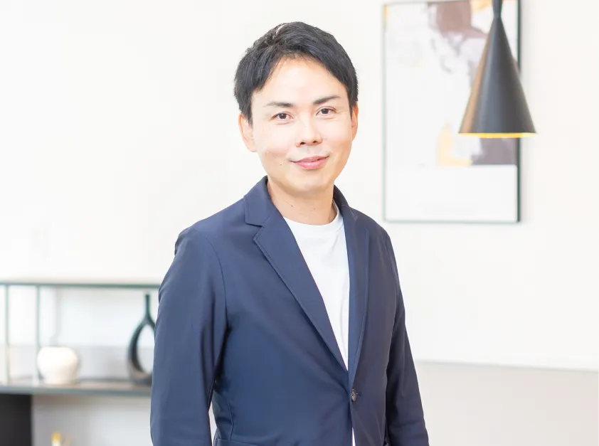 住宅アドバイザーの男性の顔写真。小牧・春日井エリアで注文住宅の相談をリードする専門家。