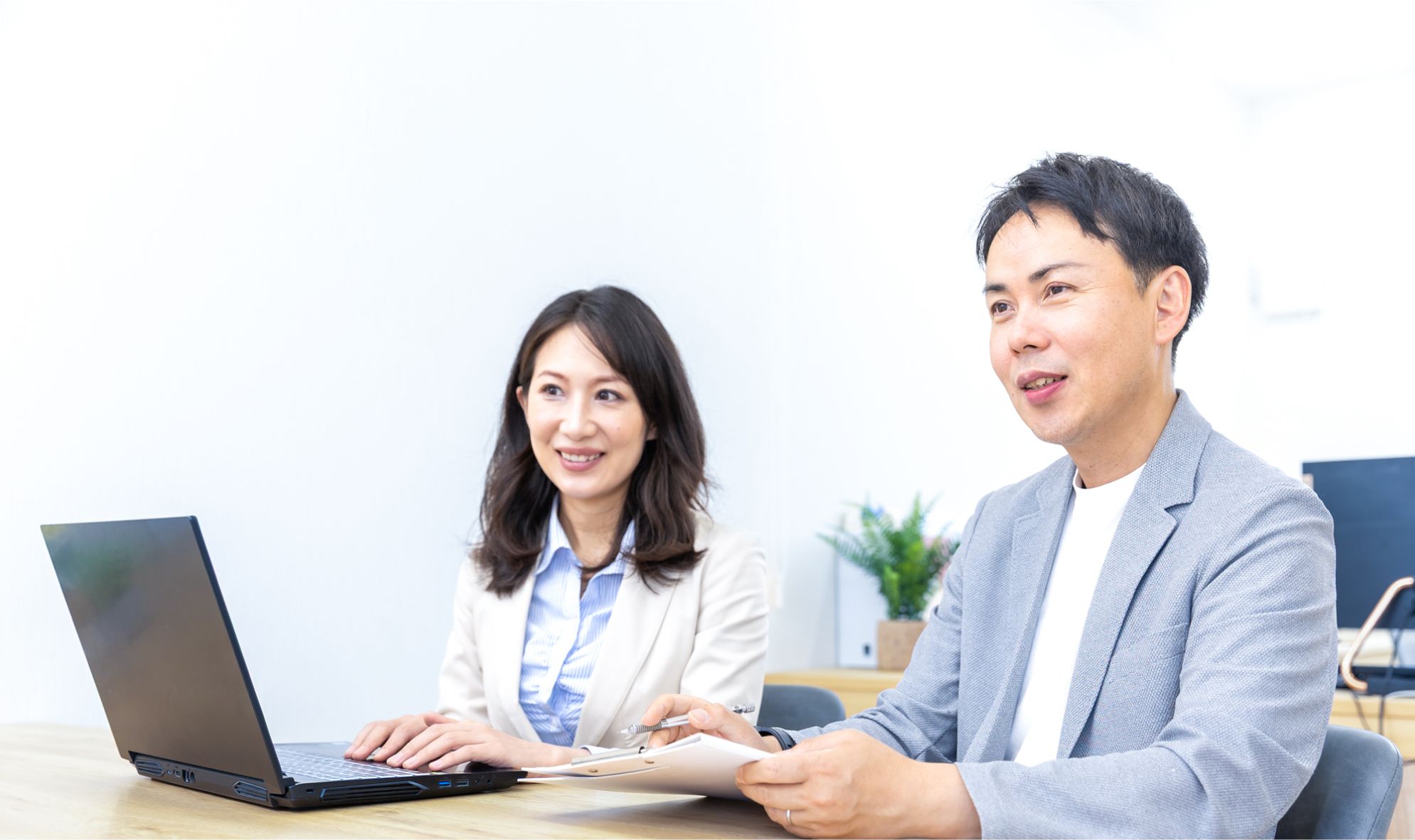 打ち合わせをする男女の写真