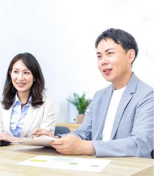 打ち合わせをする男女の写真