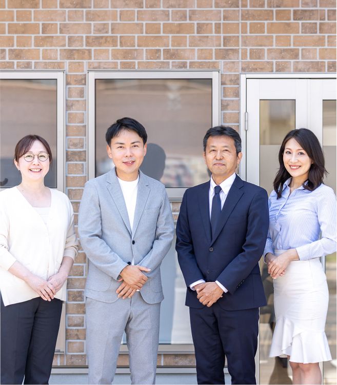 sumicaのスタッフ4名が店舗前に並んで笑顔で写っている写真。