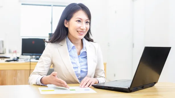 住宅会社を提案する住宅アドバイザーの女性。