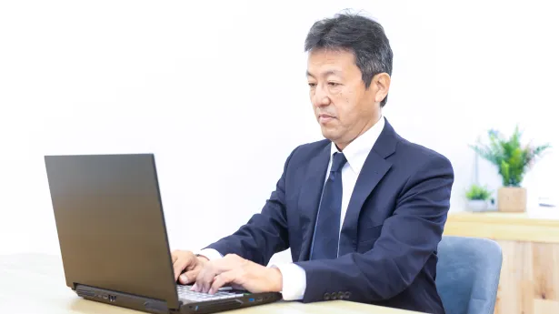 見積りチェック＆資金計画までトータルで対応する住宅アドバイザーの男性